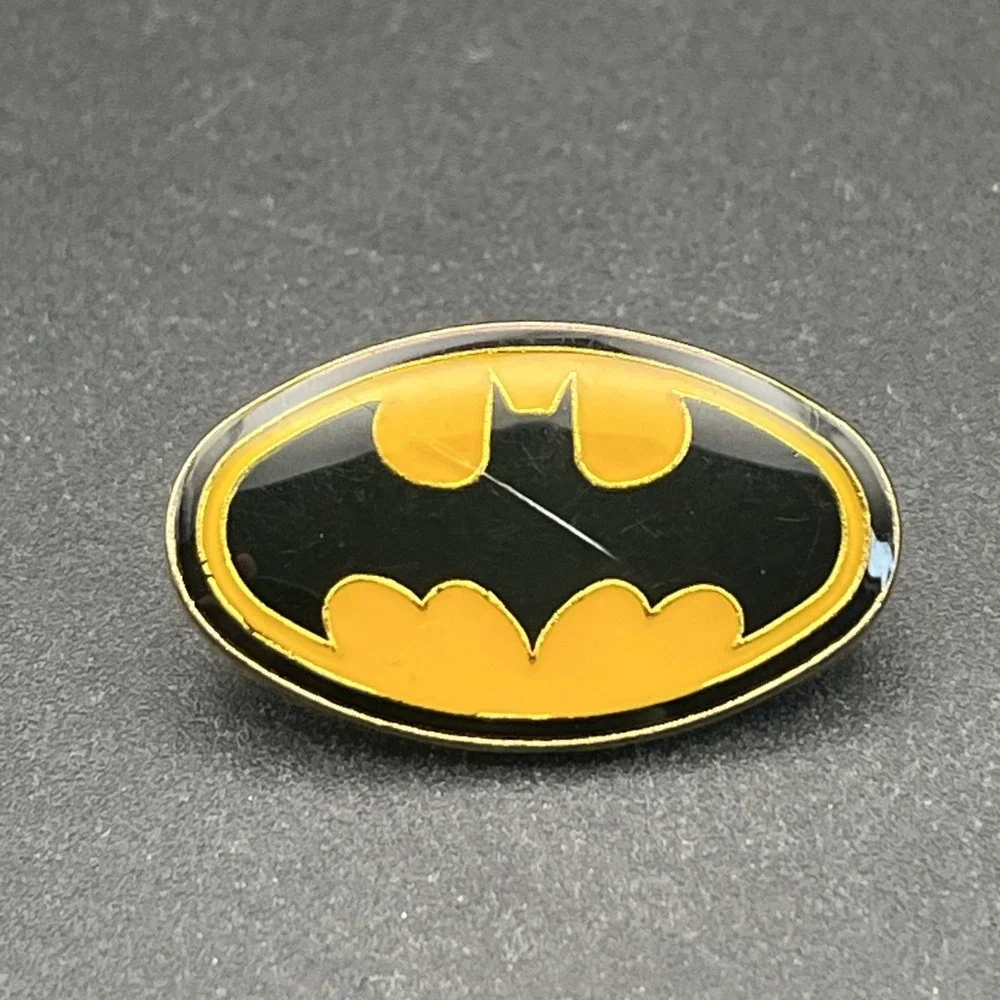 Vintage DC Comics Batman Signal‎ Logo Super Hero Lapel Hat Pin